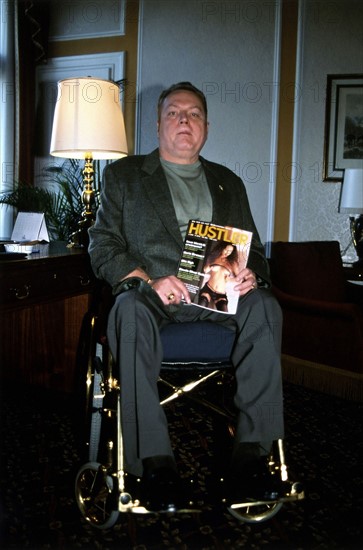 (COL)
Unternehmer, Verleger, USA,
Herausgeber des Porno-Magazin "The Hustler"
ortr„t mit einem Exemplar des Hustlers

- September 1998










Rollstuhl  Gesperrt-fr-Werbung! Nicht-fr-ASV-Objeket!