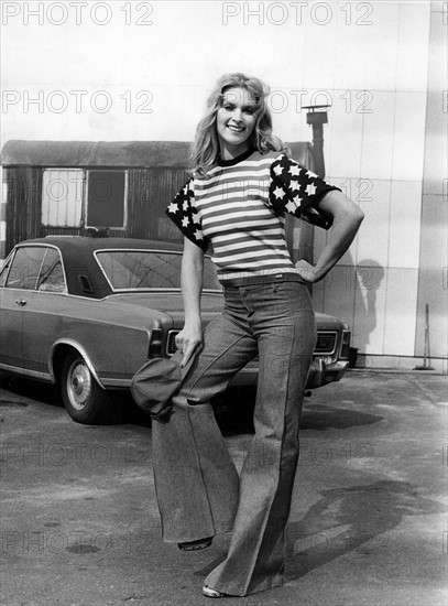 Frhjahrskollektion von Levi Strauss: Miss Levis pr„sentiert im Hotel Kempinski (Berlin) eine Jeans und einen Pullover Model "Stars and Stripes"Oktober 1971