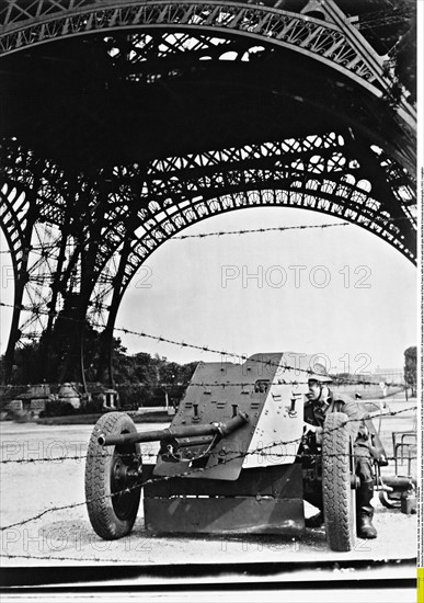 Blindé allemand sous la Tour Eiffel