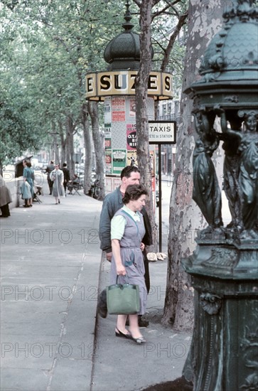 Scène de rue sur les bords de Seine à Paris