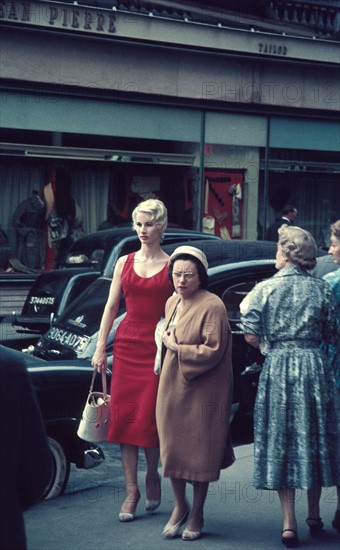 Vieille dame et mannequin à Paris