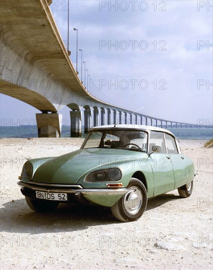 Citroen DS devant le Pont de l'Ile de Ré