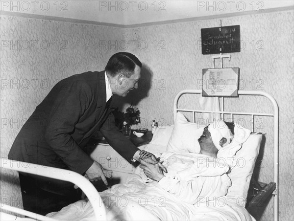 Adolf Hitler au chevet d'un de ses généraux après l'attentat manqué du Complot du 20 juillet 1944