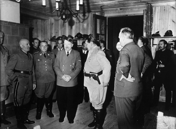 Hitler réunissant ses alliés au lendemain de l'attentat manqué visant à l'assassiner
