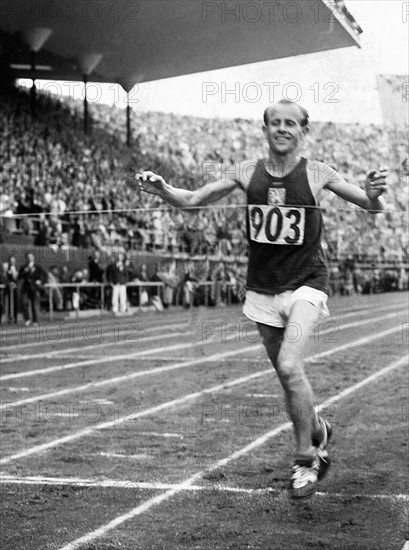Marathon:
- Olympiasieger Emil Zatopek (CZ)
berquert die Ziellinie

- 1952











Sport Olympiade Sommerspiele Zielband
Jubel Marathonlauf