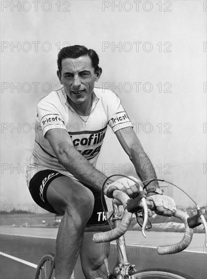 Coppi, Fausto *15.09.1919-02.01.1960+
Radrennfahrer, Italien
'Il Campionissimo' (Meister der Meister)

- auf dem Rad

- undatiert (um 1954)