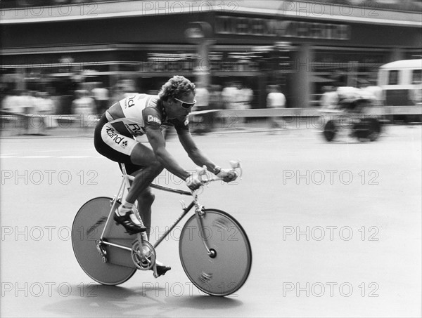 *09.11.1954-Radsportler, DTrainingsfahrt vor dem Prolog der"Tour de France" auf dem BerlinerKurfrstendamm- 11.07.1987