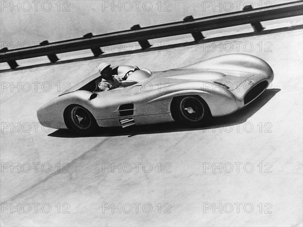 Moss, Stirling *17.09.1929-
Autorennfahrer, GB

- im Mercedes Silberpfeil beim Training fuer das Grand-Prix-Rennen in Monza 

- 1955