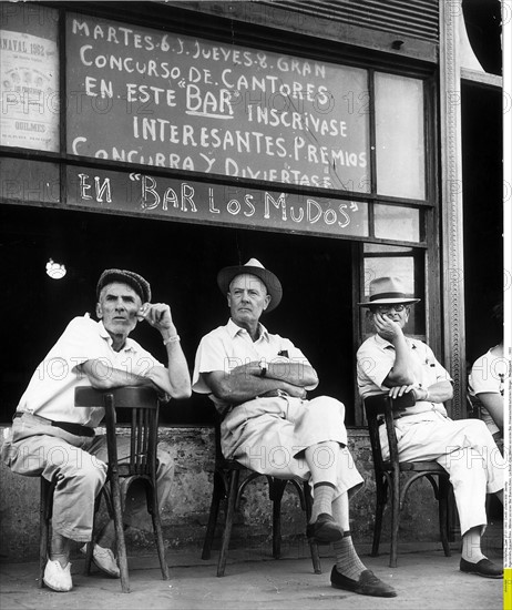 Argentinien, Buenos Aires : M„nner vor einer 'Bar'