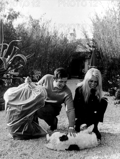 Bardot, Brigitte *28.09.1934-
Schauspielerin, Frankreich

- streichelt mit Ehemann Gunter Sachs einen Hund

- undatiert (um 1968)