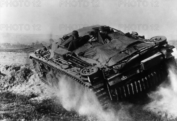 StuG III Ausführung ("version" ou "Ausf.), le blindé à tout faire de la Wehrmacht
Ici en opération durant un assaut sur le front est de l'Union Soviétique. Juillet 1941