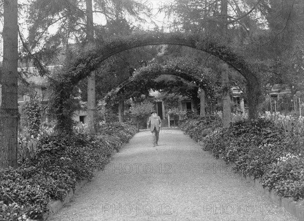 *14.02.1840-06.12.1926+
Bildender Knstler, Maler, Frankreich

in seinem Garten in Giverny bei Paris
- vermutl. um 1920