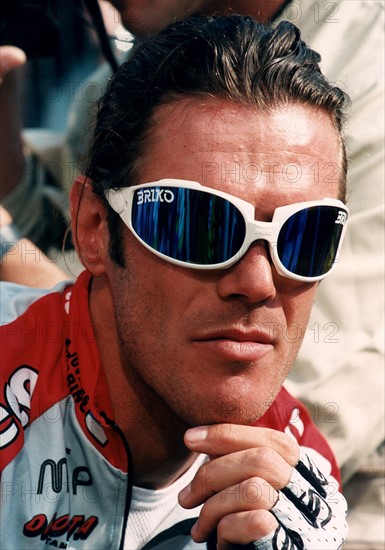 (COL)
Sportler, Radrennen, Profi I
- Portr„t mit Sonnebrille
- 1996
Strassenradrennfahrer Radrennfahrer
