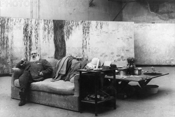 *14.02.1840-06.12.1926+Bildender Knstler, Maler, Frankreichin seinem Atelier in Giverny; hinten das Gem„lde "Die Seerosen"- vermutl. 1920er Jahre