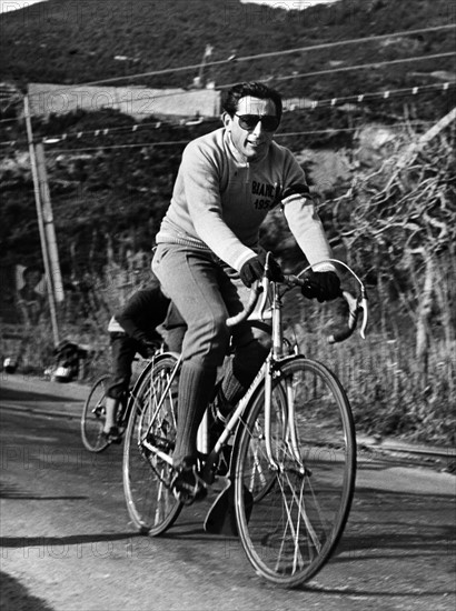 Coppi, Fausto *15.09.1919-02.01.1960+Radrennfahrer, Italien'Il Campionissimo' (Meister der Meister)- auf einem Sportrad an der Riviera- 1954