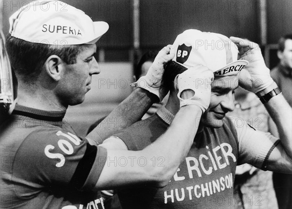 Poulidor, Raymond *15.04.1936-
Radrennnfahrer, Frankreich

- "Tour de France" 1965: vor dem Etappenstart
in Koeln setzt der Belgier Rik van Looy (l.) seinem
Konkurrenten R. P. die Muetze auf

- 22.06.1965