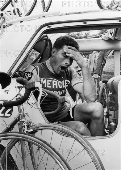 Poulidor, Raymond *15.04.1936-
Radrennnfahrer, Frankreich

- 'Tour de France' 1965: nach der
Etappenankunft sitzt R.P. im Begleitwagen und gaehnt

- 27.06.1965