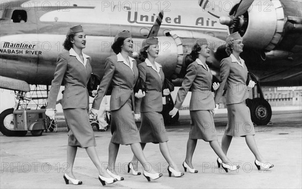 Stewardessen auf dem Weg zur Arbeit