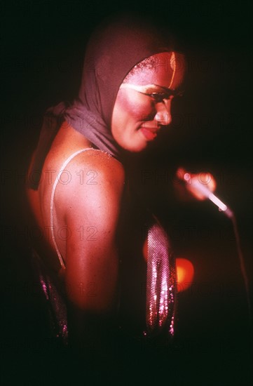 COL *19.05.1952-
S„ngerin, Schauspielerin, USA
bei einem Auftritt
- ohne Jahr (Anfang 1980er)













grace jones achtziger