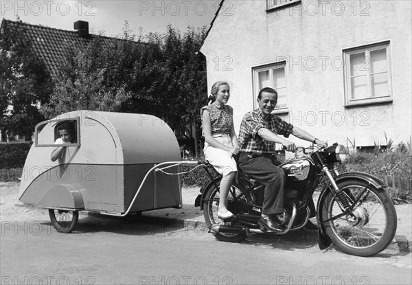 Moto tirant un camping-car