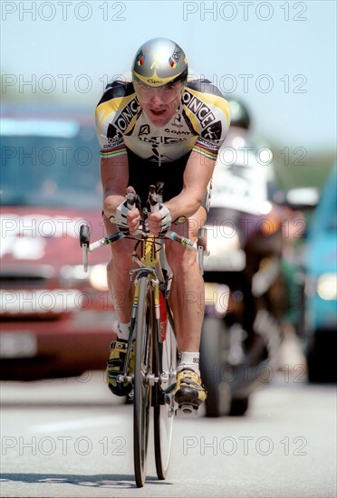 Radprofi Laurent Jalabert beim Zeitfahren w„hrend der Tour de France 2000. Zur Sicherheit tr„gt er einen Helm. Aufnahmedatum: 21.07.2000.