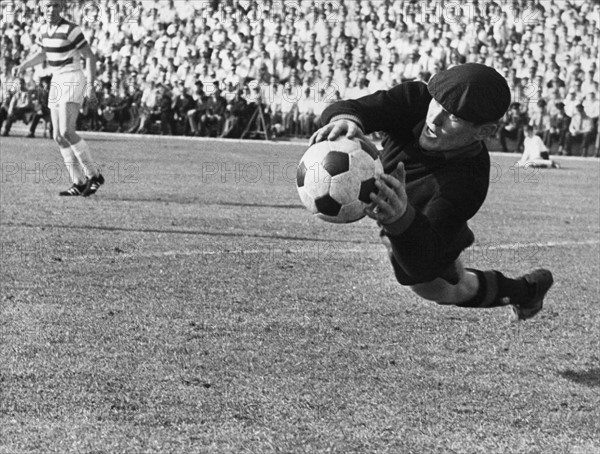 Sepp Maier, Torhter von Bayern Mnchen, f„ngt den Ball bei einer Parade.   Undatiertes Foto.