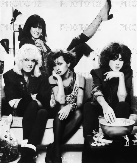 Die US-amerikanische Frauenband "Bangles" (untere Reihe v.l.n.r.): Schlagzeugerin Debbi Peterson, S„ngerin Susanna Hoffs und Bassistin Michael Steele. Hinten Gitarristin Vicki Peterson.  Undatiertes Foto.