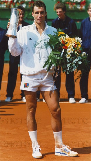 Der tschechoslowakische Tennisprofi Ivan Lendl mit dem Pokal der Offenen Deutschen Meisterschaften (German Open), den er im Mai 1989 gewonnen hat. Lendl h„lt die Auszeichnung in der linken und einen bunten Blumenstrauá in der rechten Hand. 
Tennisturnier Rothenbaum Herren / Internationale Tennismeisterschaft am Rothenbaum / German Open 
Aufgenommen Mai 1989.