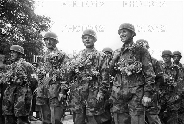 Zweiter Weltkrieg, Griechenlandfeldzug: Empfang der Fallschirmj„ger, die auf Kreta gek„mpft hatten.<english> GERMANS IN GREECE, 1941. Some seemingly well-received German paratroopers on the Island of Crete during the German invasion of Greece. German army photograph, May-June 1941. </english>