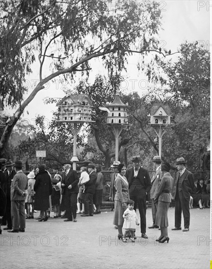 Argentinien, Buenos Aires - Menschen bei den Taubenh„usern im Palermo-Park