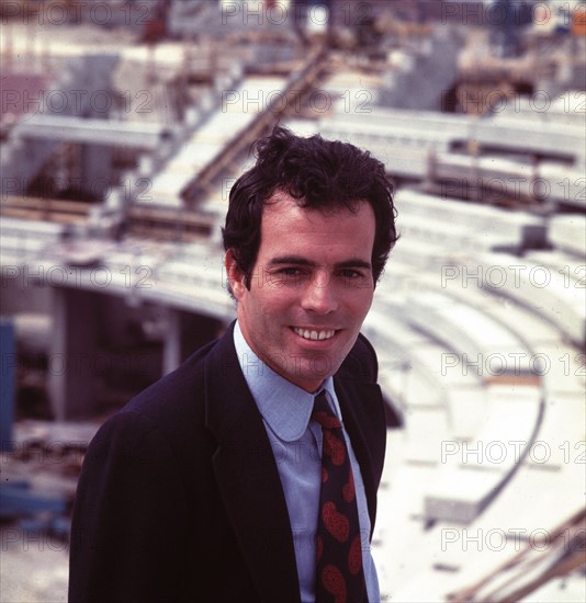 COLIglesias, Julio *23.09.1943-Saenger, E- Portrait auf dem Baugelaende des Olympiastadions in Muenchen- 1970