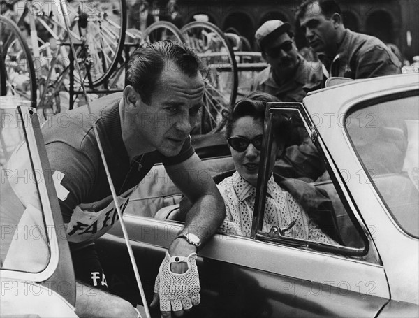 *21.03.1925-06.11.1964+Radrennfahrer, SchweizGiro d'Italia:Hugo Koblet nach einer Etappe auf dem Rennrad (li) im Gespr„ch mit Ehefrau Sonja (geb. Bhl), die in einem Begleitauto sitzt- 01.06.1955