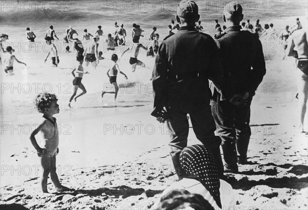 2. Weltkrieg, Frankreich , deutsche Besatzung ab 23.06.1940: 
Deutsche Soldaten am Strand von Biarritz
Ende Juli 1940
BZ 04.08.1940
Atlantic Press
<english> 2.WW, france, german occupation (from 23.06.40 on)  - German soldiers on the beach of Biarritz, Biscaya. 
end of July 1940
 </english>