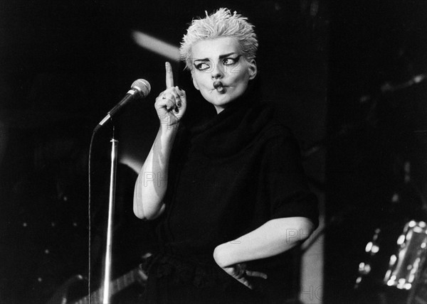 Nina Hagen  *11.03.1955-
S„ngerin, Schauspielerin, D

- bei einem Auftritt

- undatiert (ca. 1980er Jahre)