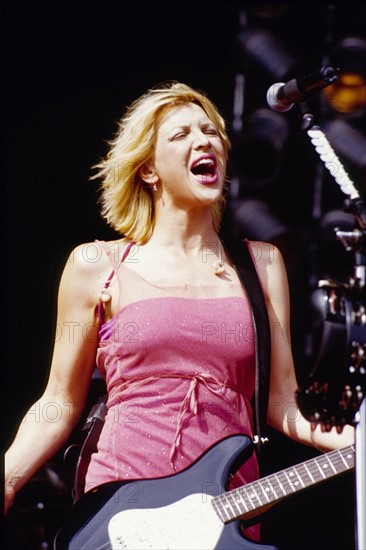 Courtney Love; (eigentlich Courtney Michelle Harrison); Saengerin, Musikerin, Schauspielerin; USA; Auftritt mit ihrer Band Hole in Hamburg, Stadtpark -  06.1999

Nur-zur-redaktionellen-Nutzung!