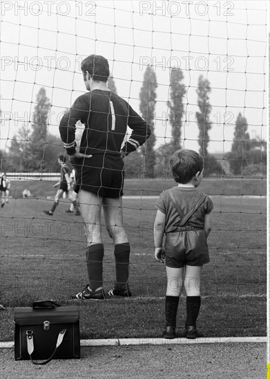 Fussballspiel der Amateurklasse, ein kleiner Junge steht direkt hinter dem Torhueter und schaut fasziniert dem Spiel zu, VfB Bottrop gegen RSV Klosterhardt (Oberhausen), Landesliga 1969/ 1970