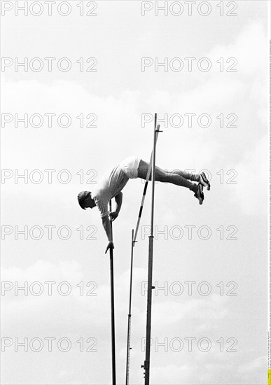 Sechziger Jahre, Sport, Leichtathletik, Sportfest 1965 in Gelsenkirchen-Buer, Stabhochsprung, Maenner, Gelsenkirchen-Buer, Ruhrgebiet, Nordrhein-Westfalen