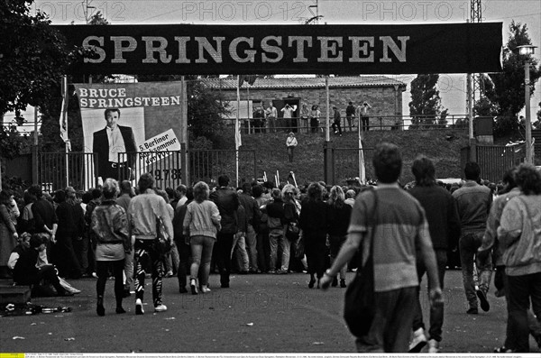 DDR, Berlin - 5. Berliner Rocksommer der FDJ; Einlassbereich zum Open-Air Konzert von Bruce Springsteen, Radstadion Weissensee