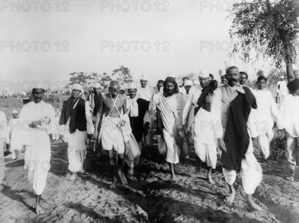 Mahatma Gandhi et ses partisans lors de la marche du sel