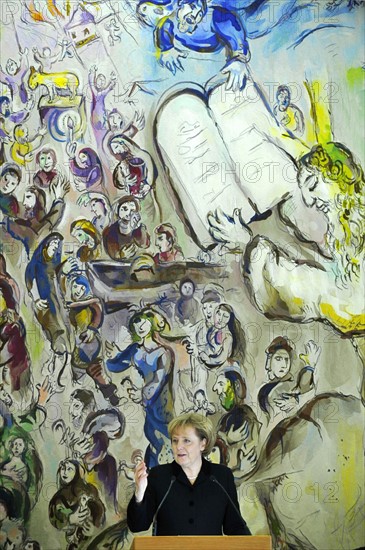 Angela Merkel devant une peinture de Chagall