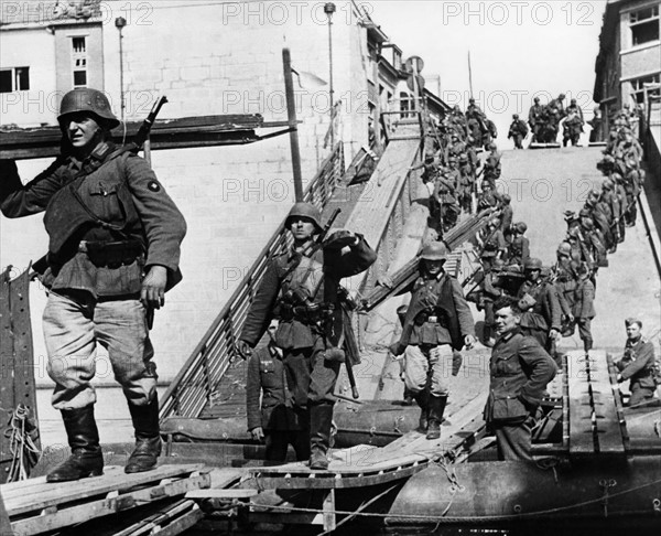 Ingénieurs militaires participant à la construction d'un pont de fortune au-dessus de la Meuse à Maastricht