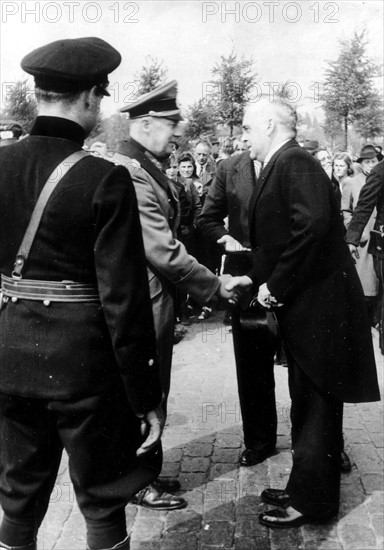 Handover of the town of Amsterdam to a german general by  deputy mayor of Amsterdam