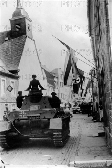 Tanks allemands entrant à Eupen-Malmedy en Belgique
