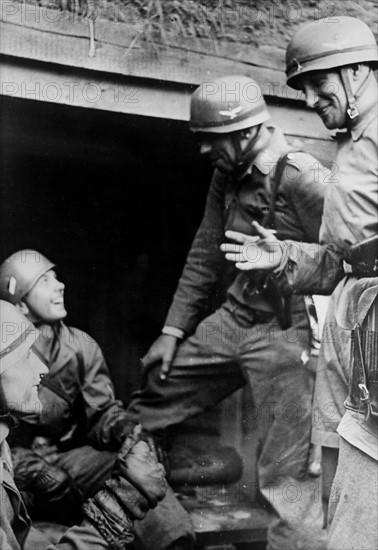 Parachutistes allemands défendant la ville de Rotterdam qu'ils viennent d'occuper