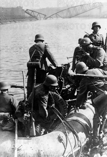 Soldats allemands traversant la Meuse dans des bateaux gonflables