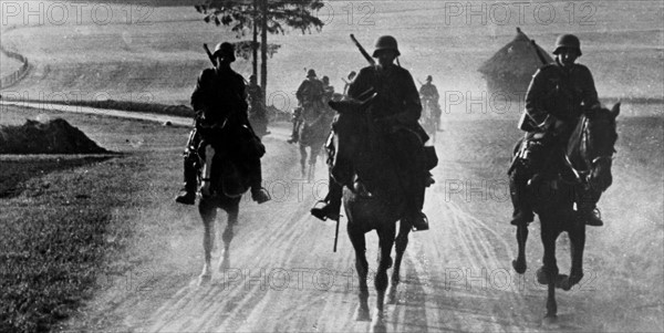 Officiers à cheval de l'infanterie allemande traversant la frontière belge