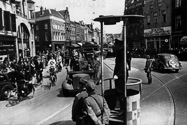 Occupation des Pays-Bas : soldats allemands passant dans les rues d'Utrecht