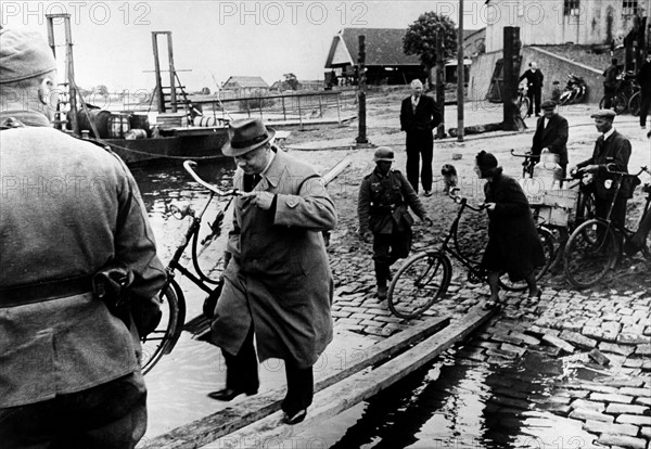 Invasion des Pays-Bas : civils hollandais traversant un pont de fortune