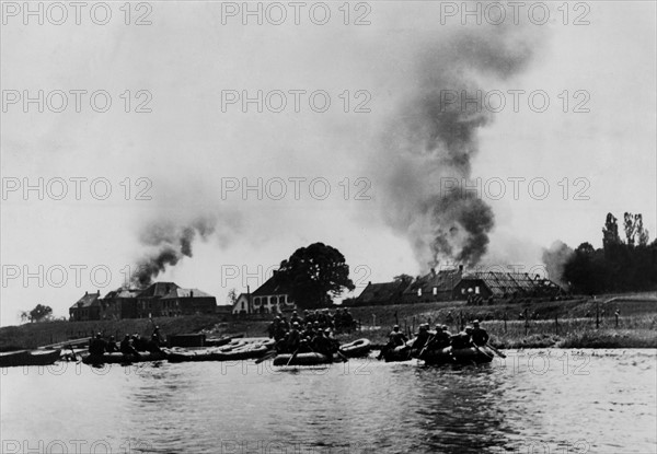 Soldats allemands traversant la Meuse dans des bateaux gonflables