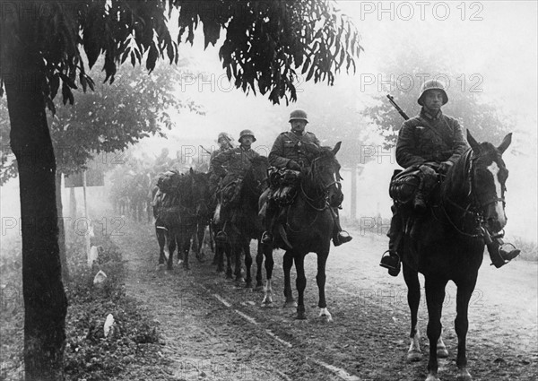 Soldats à cheval de l'infanterie allemande avançant en Belgique